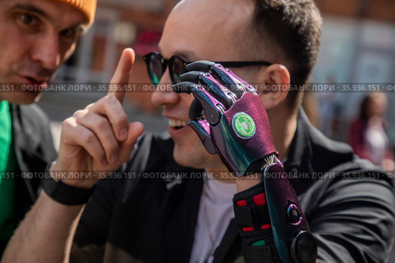 Участник фестиваля Geek Day, приуроченного к Международному дню гиков и организованного фестивалем Geek Picnic, c бионическим протезом руки в центре современного искусства "Винзавод" города Москвы, Россия (2021 год). Редакционное фото, фотограф Николай Винокуров / Фотобанк Лори