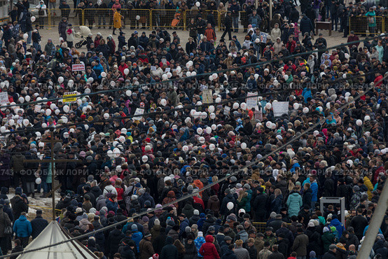 Участник митинга против полигона твердых бытовых отходов "Ядрово" на площади в центре города Волоколамска, Московская область, Россия, 1 апреля 2018. Редакционное фото, фотограф Николай Винокуров / Фотобанк Лори