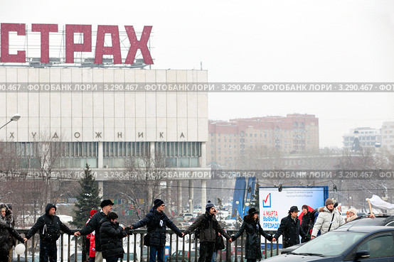 Участники акции "Белый круг", организованной в рамках движения "За честные выборы" на Садовом кольце в районе Крымского моста, Москва (2012 год). Редакционное фото, фотограф Николай Винокуров / Фотобанк Лори