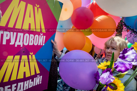 Участники первомайской демонстрации профсоюзов, посвященного Дню международной солидарности трудящихся и празднику Весны и Труда, на Красной площади в городе Москве, Россия, 1 мая 2019. Редакционное фото, фотограф Николай Винокуров / Фотобанк Лори