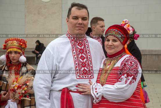 Участники Всероссийского свадебного фестиваля во время шествия от арки главного входа ВДНХ до главной уличной сцены выставки-форума "Россия" в городе Москве, Россия (2024 год). Редакционное фото, фотограф Николай Винокуров / Фотобанк Лори