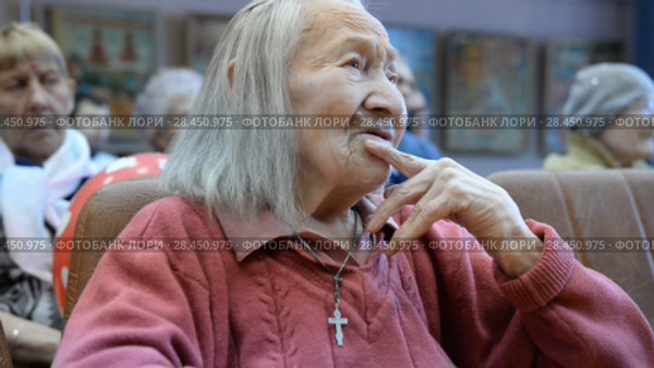 Ufa, Russia - APR 18: Older people in a nursing home. Close-up on April 14, 2018 in Ufa, Russia. Редакционное видео, видеограф Mikhail Erguine / Фотобанк Лори