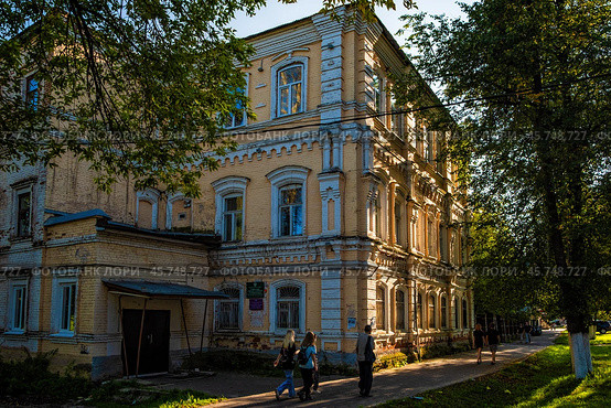 Угол старого дома с декором (доходный дом купчихи Е.И. Марковой в Богородске) (2024 год). Редакционное фото, фотограф Илья Старков / Фотобанк Лори