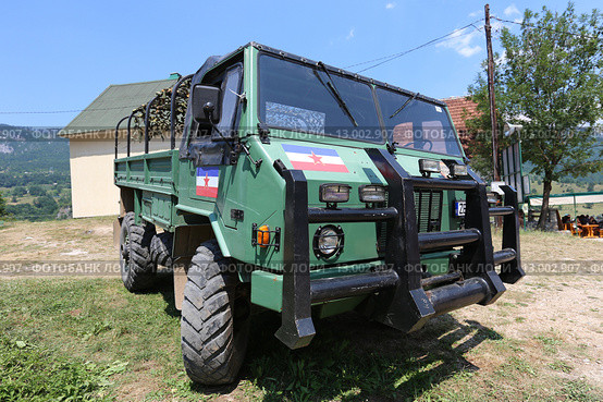 Югославский военный автомобиль TAM-110 для экскурсий, Черногория (2015 год). Редакционное фото, фотограф Алексей Гусев / Фотобанк Лори