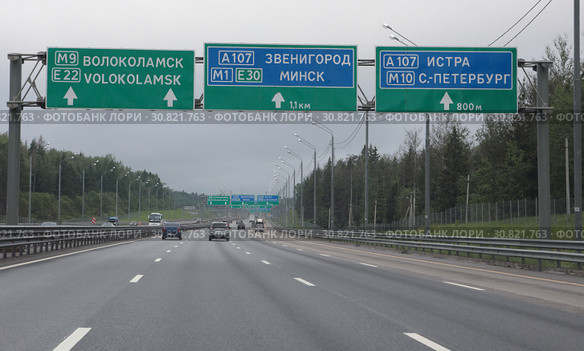 Указатели на Новорижском шоссе (2019 год). Редакционное фото, фотограф Дмитрий Неумоин / Фотобанк Лори