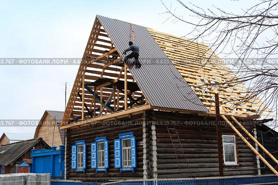 Укладка металлопрофиля на жилой дом. Стоковое фото, фотограф Анатолий Матвейчук / Фотобанк Лори