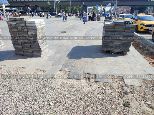 Укладка плитки на площади около метро Щелковская. Москва, лето 2025. Редакционное фото, фотограф Ирина Климкович / Фотобанк Лори