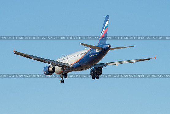 Улетающий в голубое небо самолет Airbus A320-214 "В. Обручев" (VQ-BAZ)  Аэрофлот (2016 год). Редакционное фото, фотограф Виктор Карасев / Фотобанк Лори