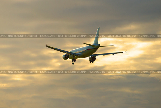 Улетающий в вечернее небо самолет  Airbus A320-214 (EI-EYS) авмакомпании Россия (2015 год). Редакционное фото, фотограф Виктор Карасев / Фотобанк Лори