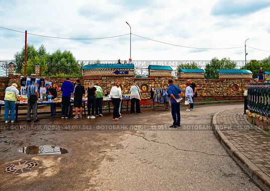 Уличная продажа сувениров около Храма всех религий. Международный культурный центр духовного единения (2024 год). Редакционное фото, фотограф Макаров Алексей / Фотобанк Лори