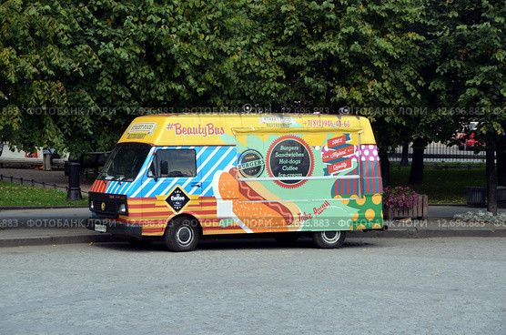 Уличное кафе "Beauty bus". Санкт-Петербург (2015 год). Редакционное фото, фотограф Светлана Колобова / Фотобанк Лори