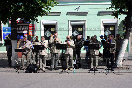 Уличный оркестр. Гатчина (2010 год). Редакционное фото, фотограф Корчагина Полина / Фотобанк Лори