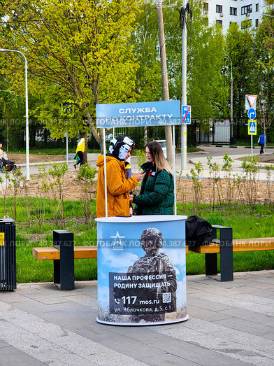 Уличный пункт отбора на контрактную службу в Вооруженных силах РФ (2023 год). Редакционное фото, фотограф Татьяна Бакуменко / Фотобанк Лори