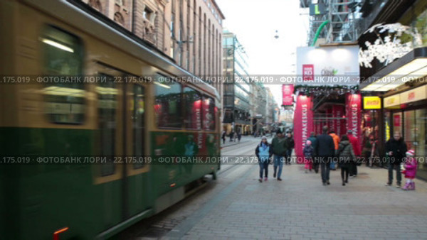 Улица Aleksanterinkatu, Хельсинки, Финляндия. Городской трамвай проезжает по центру города. (2016 год). Редакционное видео, видеограф Кекяляйнен Андрей / Фотобанк Лори