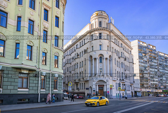 Улица Большая Полянка, Доходный дом М.И. Алексеева, Москва (2023 год). Редакционное фото, фотограф Baturina Yuliya / Фотобанк Лори