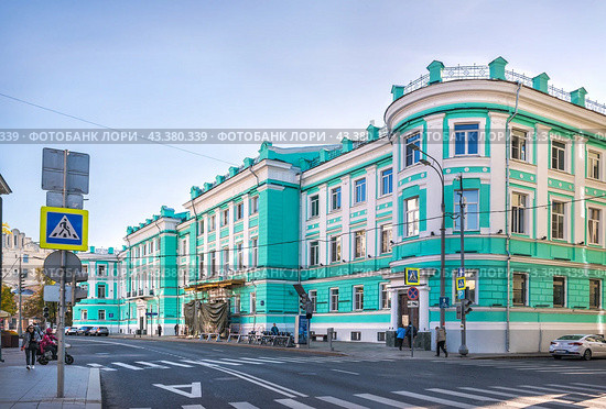 Улица Большая Полянка, Московский учительский институт, Москва (2023 год). Стоковое фото, фотограф Baturina Yuliya / Фотобанк Лори