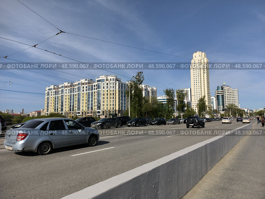 Улица Куйбышева в городе Екатеринбурге, проезжая часть и дорожное движение .  Kuibysheva Street in Yekaterinburg, roadway and traffic. Редакционное фото, фотограф Юрий Карачев / Фотобанк Лори