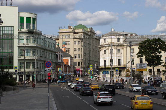 Улица Маросейка. Площадь Ильинских ворот. Москва. Редакционное фото, фотограф Елена Орлова / Фотобанк Лори