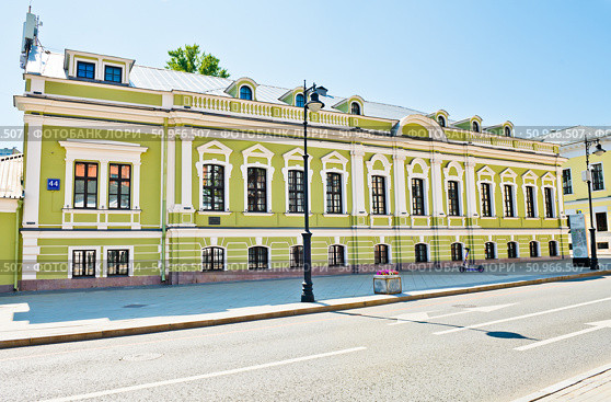 Улица Мясницкая, дом 44. Летний солнечный день. Москва. Редакционное фото, фотограф E. O. / Фотобанк Лори