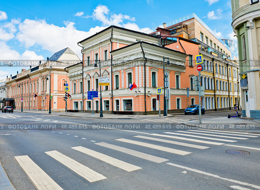 Улица Пречистенка, дома 23/16 и 21. Москва. Россия. Редакционное фото, фотограф E. O. / Фотобанк Лори