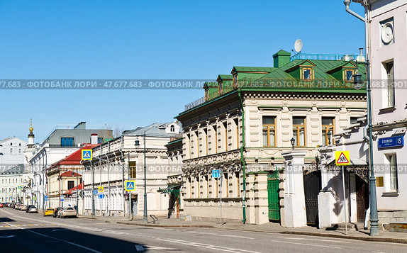 Улица Солянка в весений солнечный день. Москва. Редакционное фото, фотограф E. O. / Фотобанк Лори