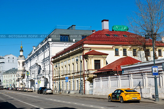 Улица Солянка. Весенний день. Москва. Россия. Редакционное фото, фотограф E. O. / Фотобанк Лори