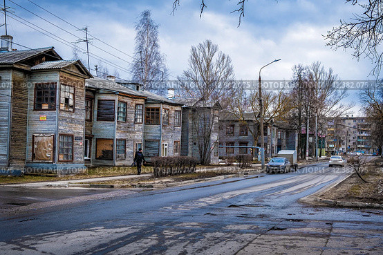Улица среди старых ветхих домов (улица Героя Давыдова, Нижний Новгород) (2023 год). Редакционное фото, фотограф Илья Старков / Фотобанк Лори
