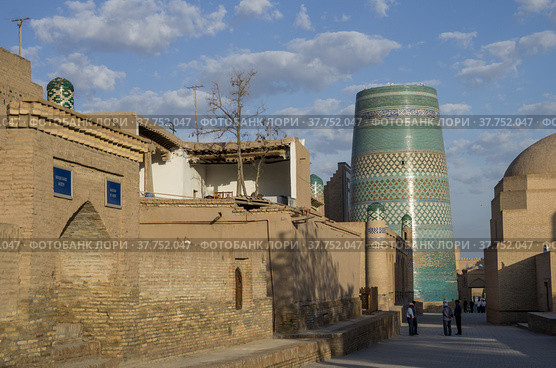 Улица старого города Хивы ранним утром, Узбекистан (2015 год). Редакционное фото, фотограф Дымов Игорь / Фотобанк Лори