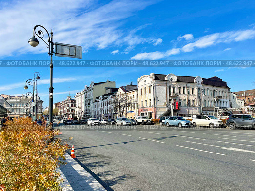 Улица Светланская во Владивостоке осенью 2024 года. Редакционное фото, фотограф Овчинникова Ирина / Фотобанк Лори