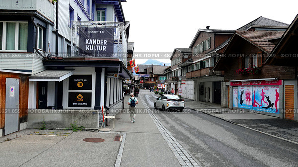 Улица в городе Адельбоден в Альпах. Швейцария. Июль. Street in the city of Adelboden in the Alps. Switzerland. July. (2022 год). Редакционное фото, фотограф Горшков Александр / Фотобанк Лори