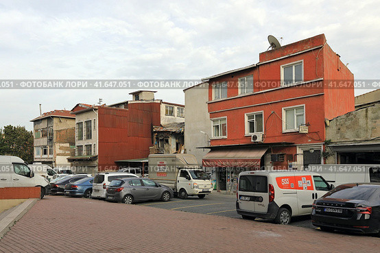 Улица в районе Эминеню со множеством припаркованных автомобилей. Стамбул, Турция. (2023 год). Редакционное фото, фотограф Bala-Kate / Фотобанк Лори