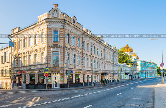 Улица Волхонка, 9. Летнее утро. Москва. Россия (2021 год). Редакционное фото, фотограф E. O. / Фотобанк Лори
