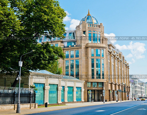 Улица Воздвиженка, дом 10. Летний день. Москва (2024 год). Редакционное фото, фотограф E. O. / Фотобанк Лори
