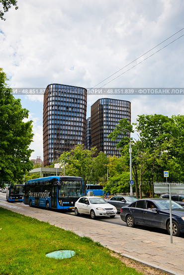 Улица Заморёнова. Вид на дома жилого комплекса SKY VIEW. Москва. Россия. Редакционное фото, фотограф E. O. / Фотобанк Лори