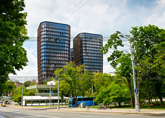 Улица Заморёнова. Вид на дома жилого комплекса SKY VIEW. Весенний день. Москва. Редакционное фото, фотограф E. O. / Фотобанк Лори