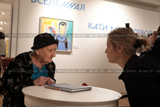 Юлия Струкова телеканал Культура и художник Катя Медведева на открытии выставки "Вселенная Кати Медведевой" (2022 год). Редакционное фото, фотограф Дмитрий Неумоин / Фотобанк Лори