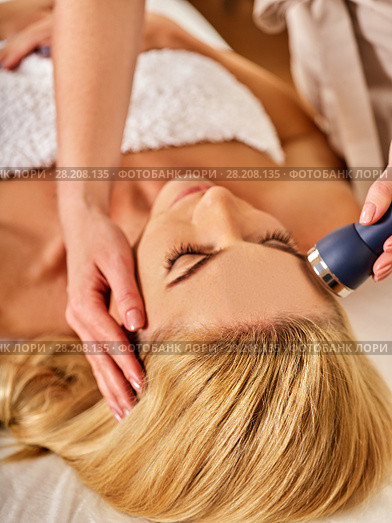 Ultrasonic facial treatment on ultrasound man face machine. Стоковое фото, фотограф Gennadiy Poznyakov / Фотобанк Лори