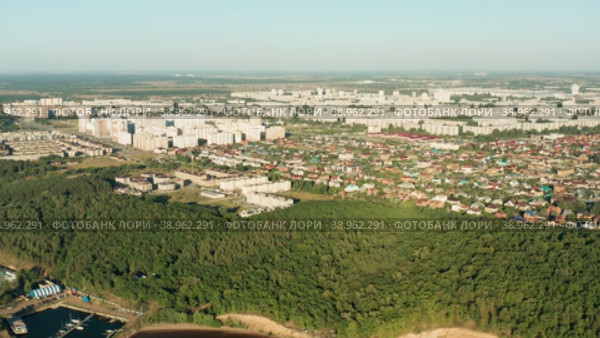 Ульяновск, Заволжский район, жилая застройка. Вид с воздуха. Ulyanovsk, Zavolzhsky district, residential development. Aerial view. (2022 год). Стоковое видео, видеограф Евгений Романов / Фотобанк Лори