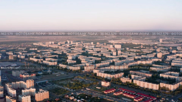 Ульяновск, Заволжский район, жилая застройка. Вид с воздуха. Ulyanovsk, Zavolzhsky district, residential development. Aerial view. (2022 год). Стоковое видео, видеограф Евгений Романов / Фотобанк Лори