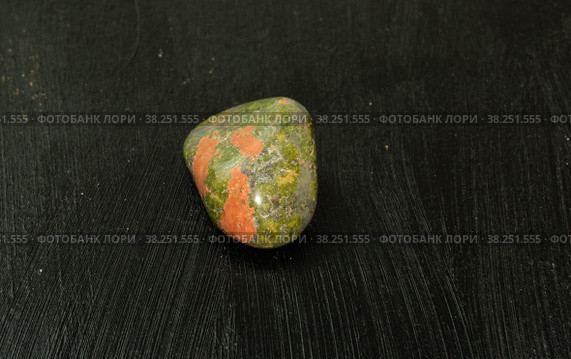 Unakite pebbles green epidote natural mineral stone from Republic of South Africa RSA. Mineralogy, geology, magic of stones, semi-precious stones and samples of minerals. Close-up macro photo. Стоковое фото, фотограф Tae Mi / Фотобанк Лори