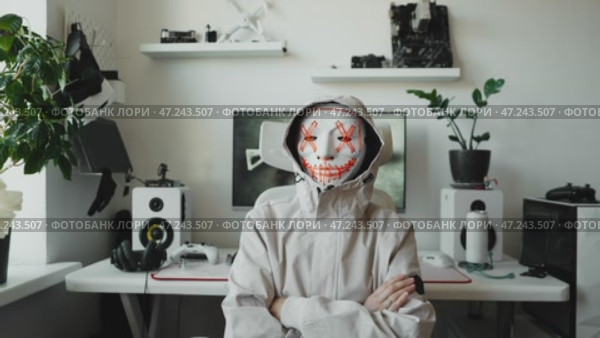 Underground hacker in cyberpunk environment operating in digital space. Concept of cyber activism, ethical hacking, digital underground, and anonymous intelligence shaping online security. Стоковое AI-видео, аниматор Енваев Андрей / Фотобанк Лори