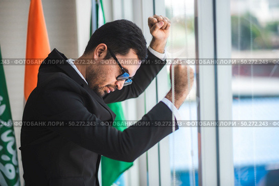 unemployed businessman, Businessmen are disappointed and worried because they are losing their jobs. Стоковое фото, агентство Ingram Publishing / Фотобанк Лори