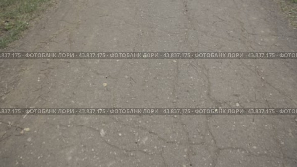 Uneven asphalt, crushed stone-mastic layer, road, holes не ровный асфальт, щебеночный-мастичный слой,  дорога, ямы. Стоковое видео, видеограф Опока Алексей / Фотобанк Лори