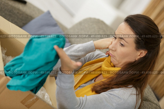 unhappy woman opening box. Стоковое фото, агентство Ingram Publishing / Фотобанк Лори