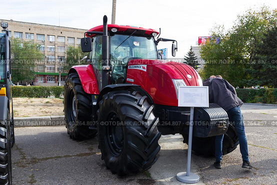 Универсальный колёсный трактор McCormick G165 Max II для сельского хозяйства, на выставке. Волгоград, Экспоцентр, Россия. Редакционное фото, фотограф Андрей Цыганков / Фотобанк Лори
