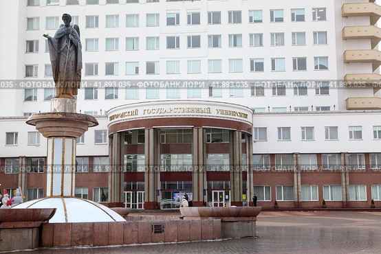 Университетская площадь перед зданием центра международного и иноязычного образования НИУ БелГУ. Фонтан Архангел Гавриил. Белгород (2023 год). Редакционное фото, фотограф Кекяляйнен Андрей / Фотобанк Лори