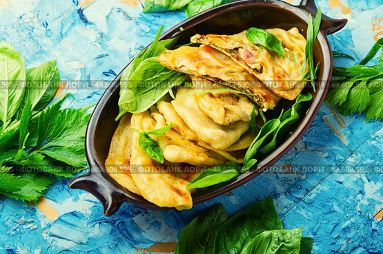 Unleavened dough pie stuffed with fresh herbs. Qutabs or kutab. Azeyrbajan food. Azerbaijani qutab with greens and cheese. Стоковое фото, агентство Ingram Publishing / Фотобанк Лори
