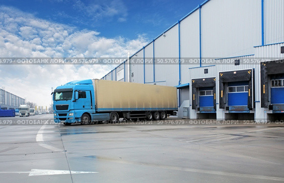 Unloading cargo truck at warehouse building. Стоковое фото, агентство Ingram Publishing / Фотобанк Лори