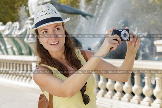 unsure woman taking a photo. Стоковое фото, агентство Ingram Publishing / Фотобанк Лори