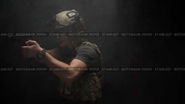 US Special forces soldier aiming with a handgun in the dark. Стоковое видео, видеограф Сергей Толмачёв / Фотобанк Лори
